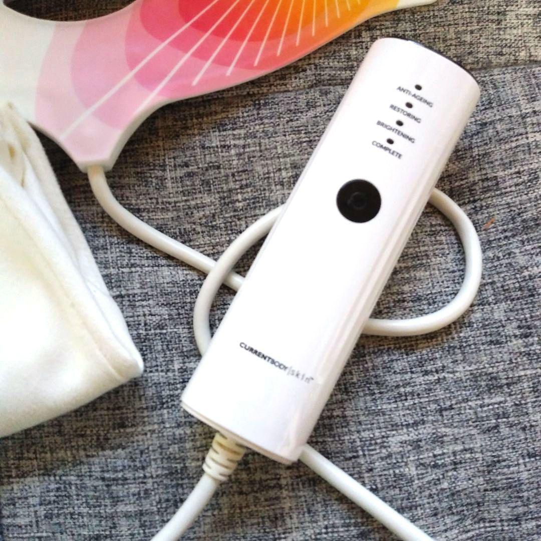 CURRENTBODY 4-IN-1 LED FACE MASK　カレントボディ