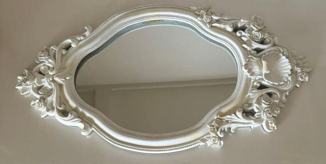 イマンにお似合いアンティーク調ホワイト薔薇壁掛けミラー