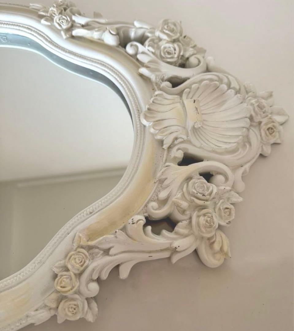イマンにお似合いアンティーク調ホワイト薔薇壁掛けミラー