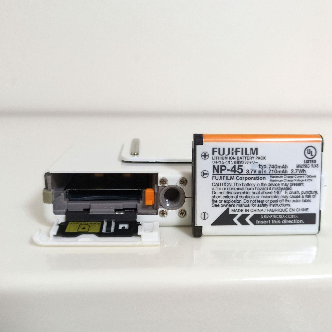 FUJIFILM FINEPIX Z300 ホワイト　デジタルカメラ充電器つき