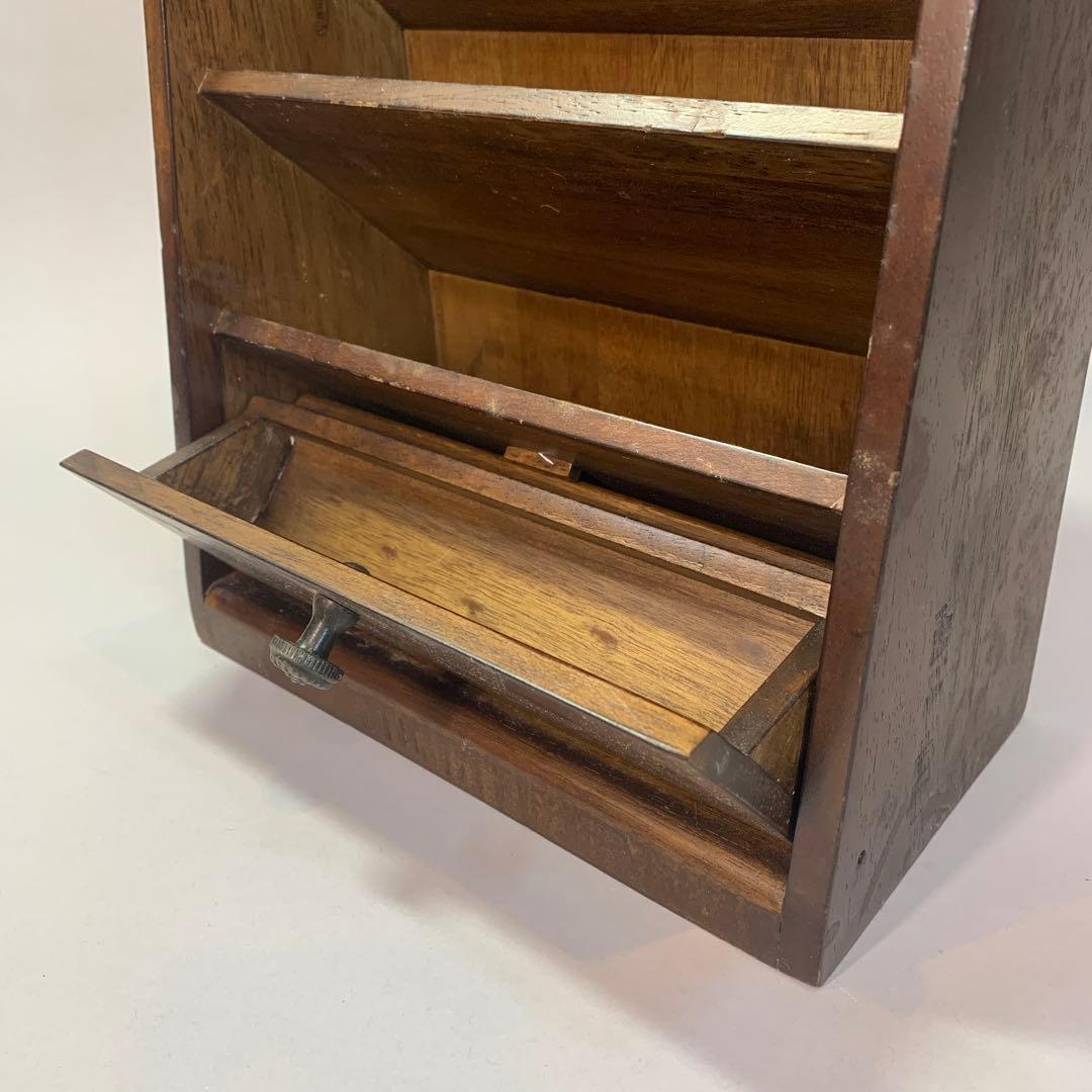 古い棚　手紙入れ