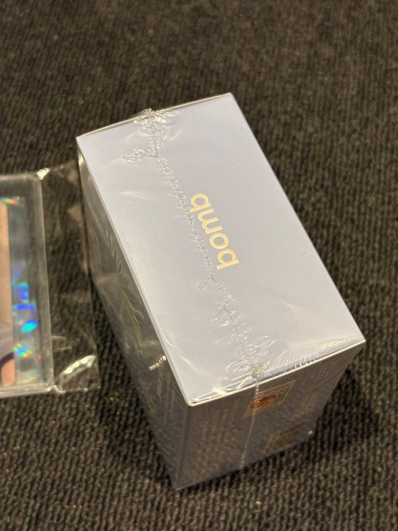 ILLIT bomb イヤホン