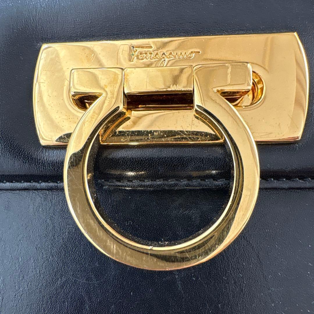 フェラガモショルダーハンドバッグ