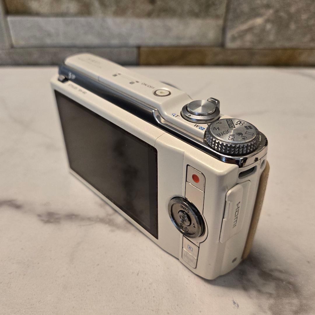 OLYMPUS　オリンパス　5-AXIS SH–60　デジカメ　白