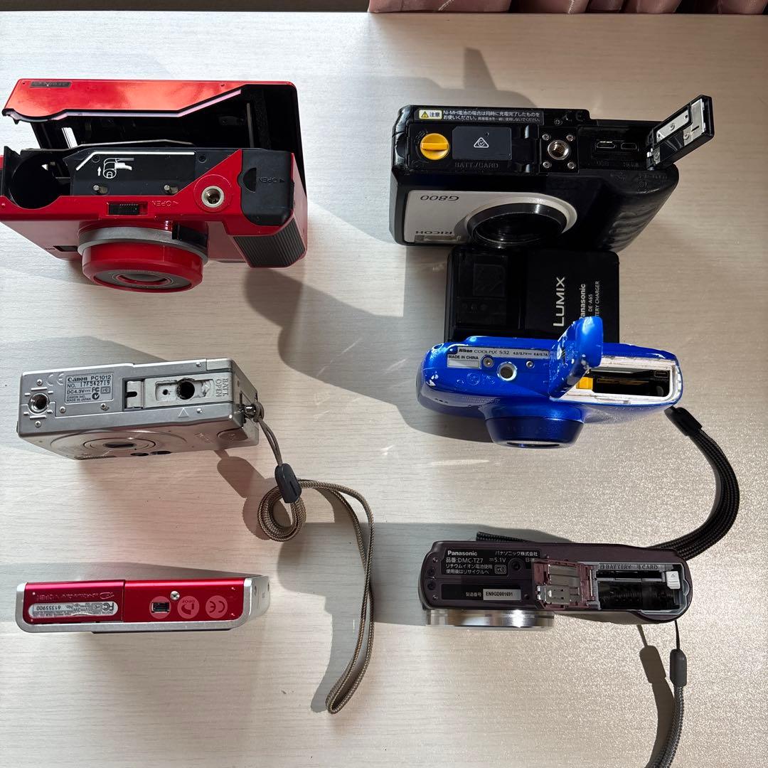 デジタルカメラセットとフィルムカメラ（各種ブランド） … **ジャンク**