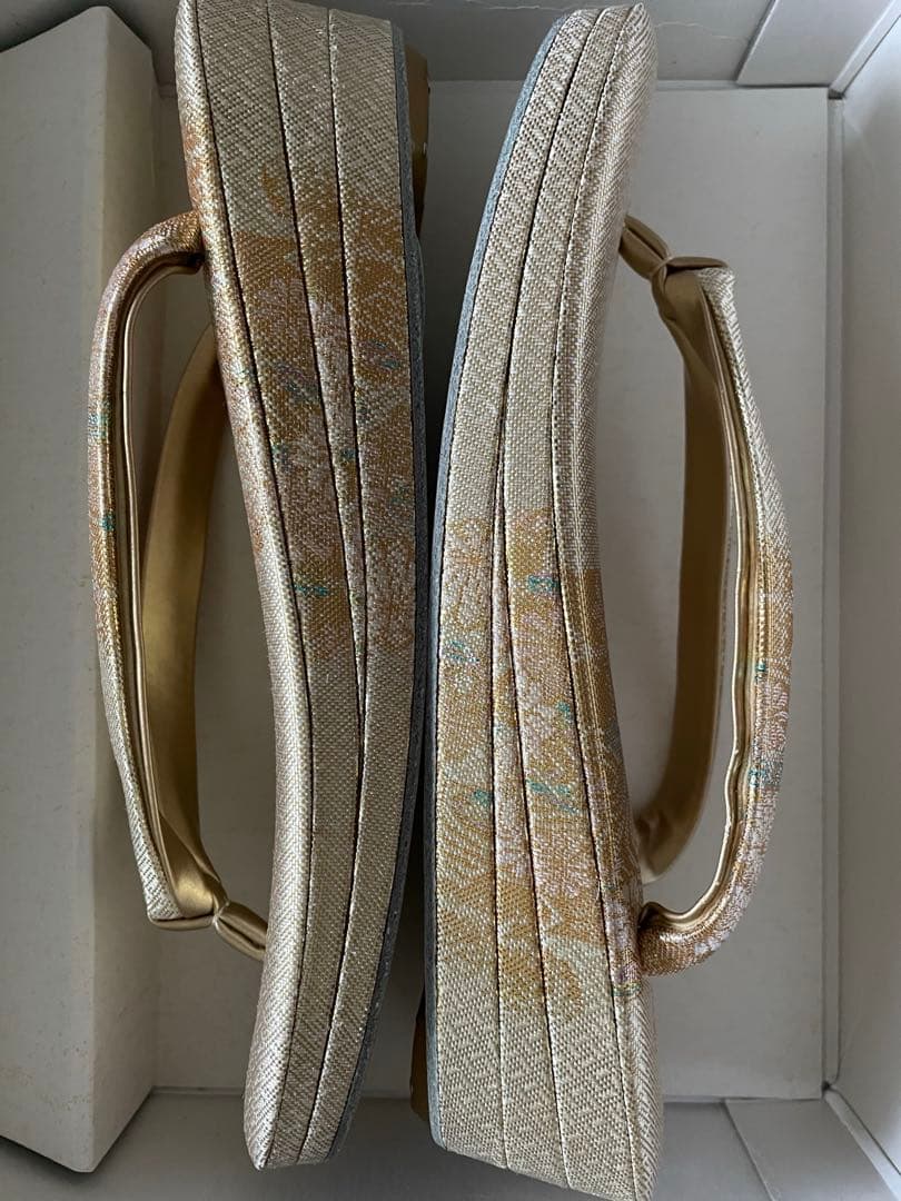 和装　草履とバッグのセット(金色地に白い花刺繍)