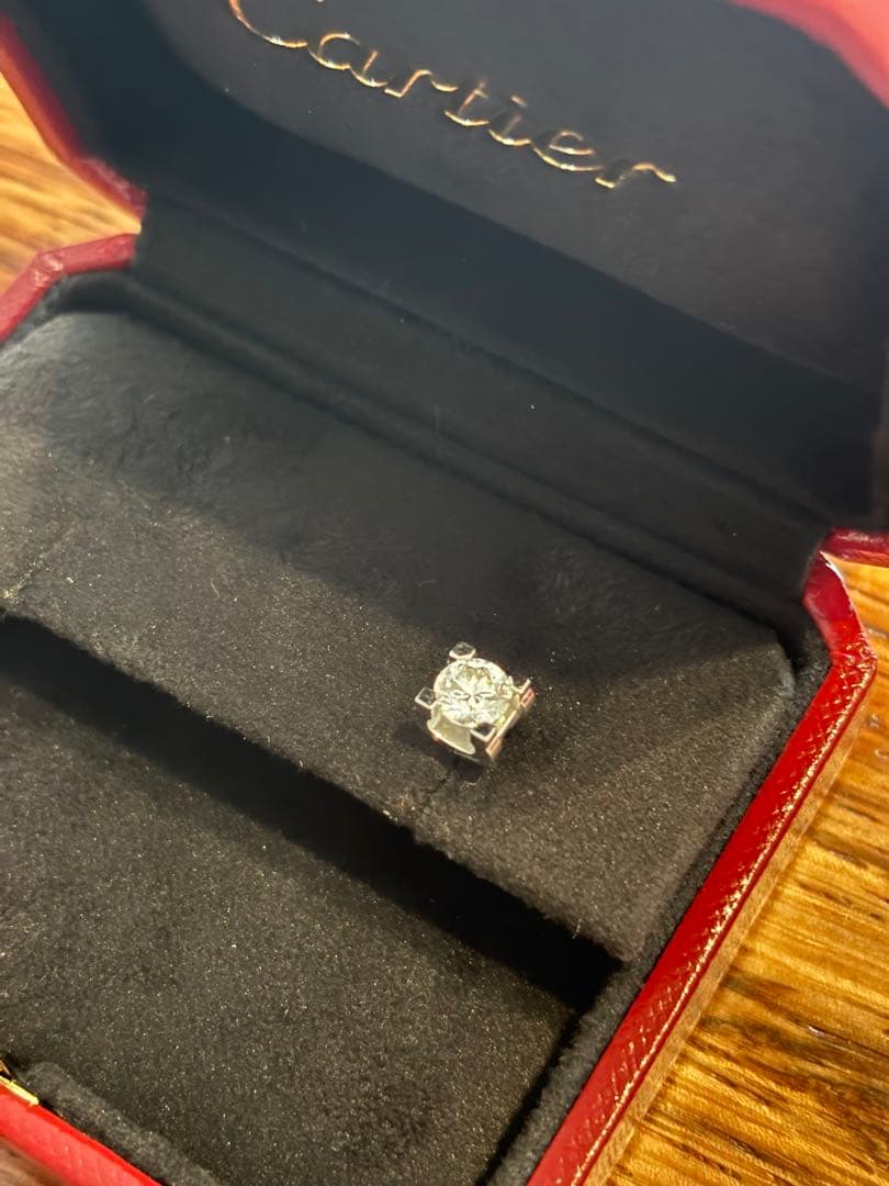 カルティエ0.6ctCドゥダイヤピアス　片耳