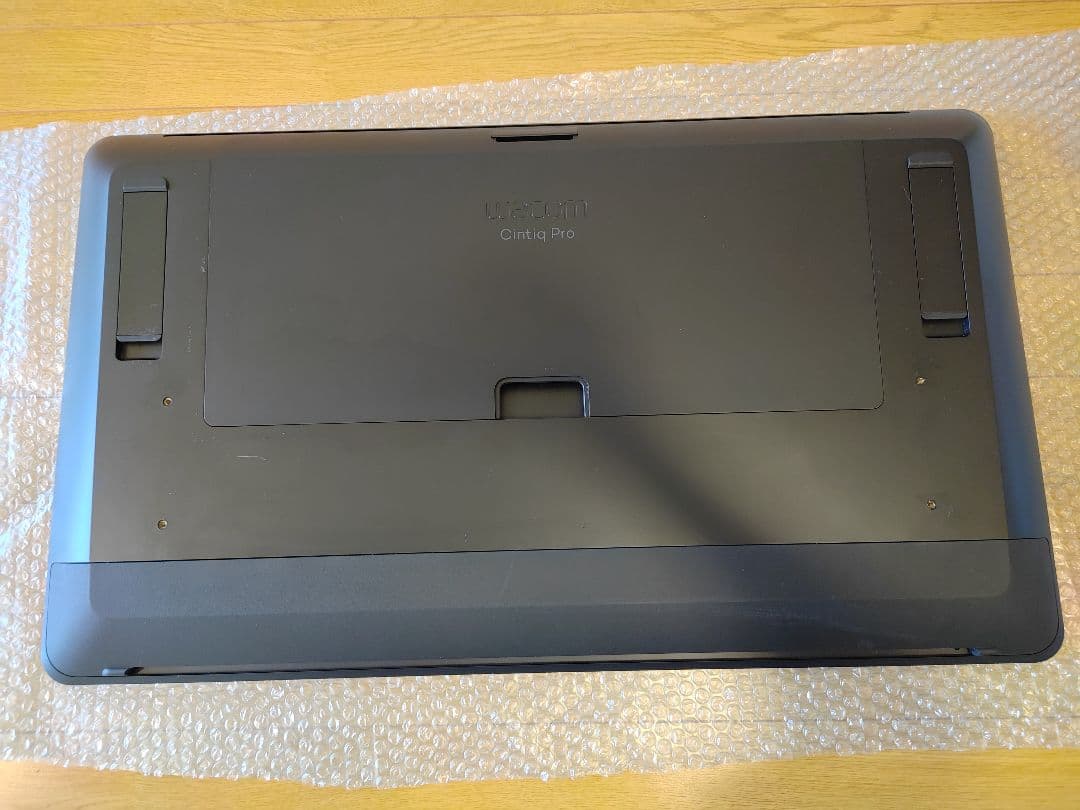 Wacom Cintiq Pro 24 DTH-2420 Flex Arm付き
