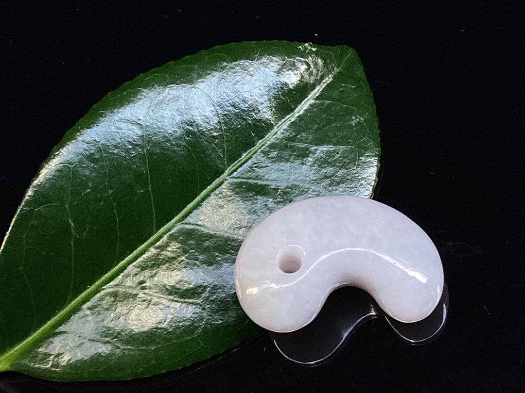 ✳【魔法の石】　翡翠 ラベンダー色 糸魚川翡翠勾玉　鑑別書付き　御守り守護石に‼️