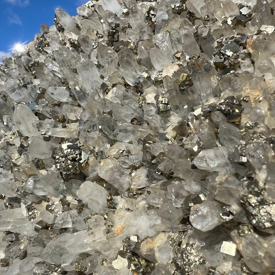 ✨ゴールドの煌めき✨金運招来✨パイライトイン 水晶クラスター 原石 天然石 置物