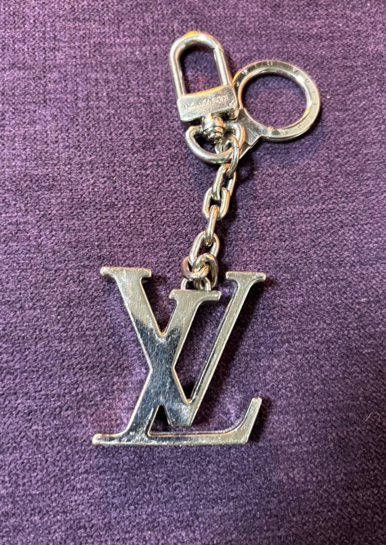 ルイヴィトン キーホルダー バッグチャーム LVロゴ LOUIS VUITTON