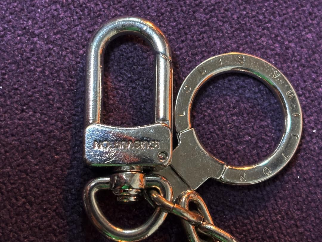 ルイヴィトン キーホルダー バッグチャーム LVロゴ LOUIS VUITTON