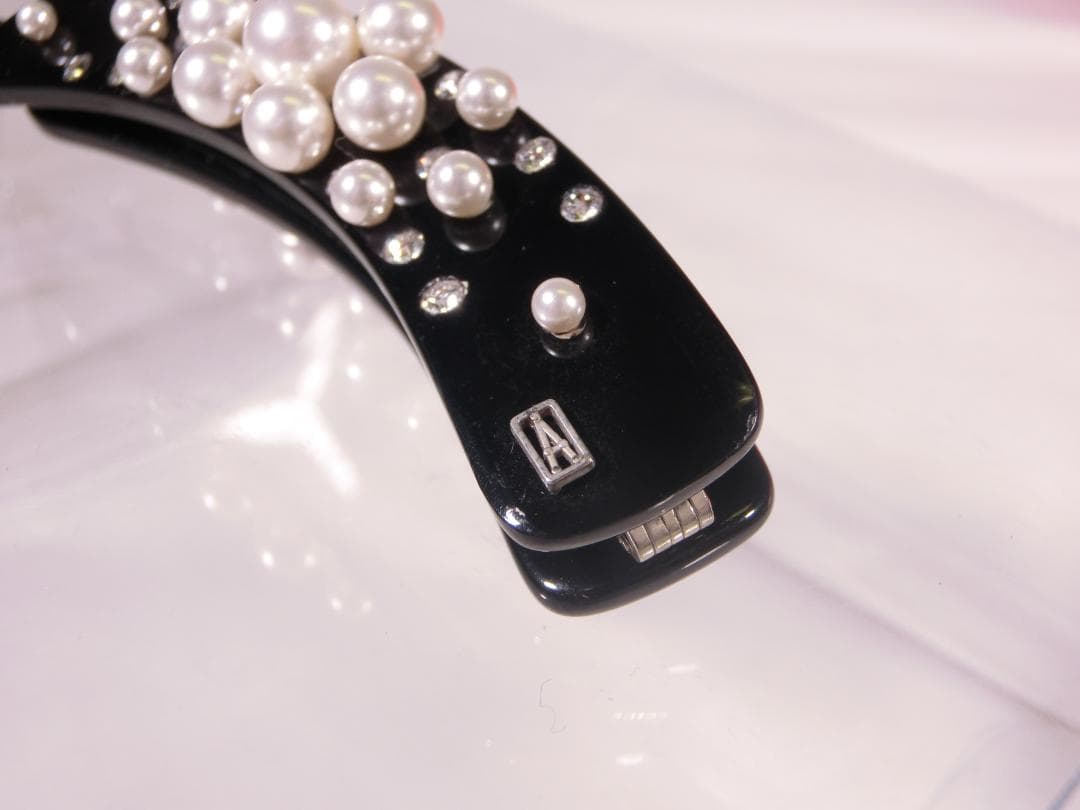 パールとクリスタルの装飾の黒いバナナクリップ