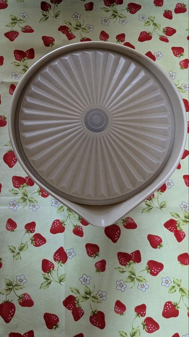 赤字値下げ！クリーム色の大容量ピッチャー