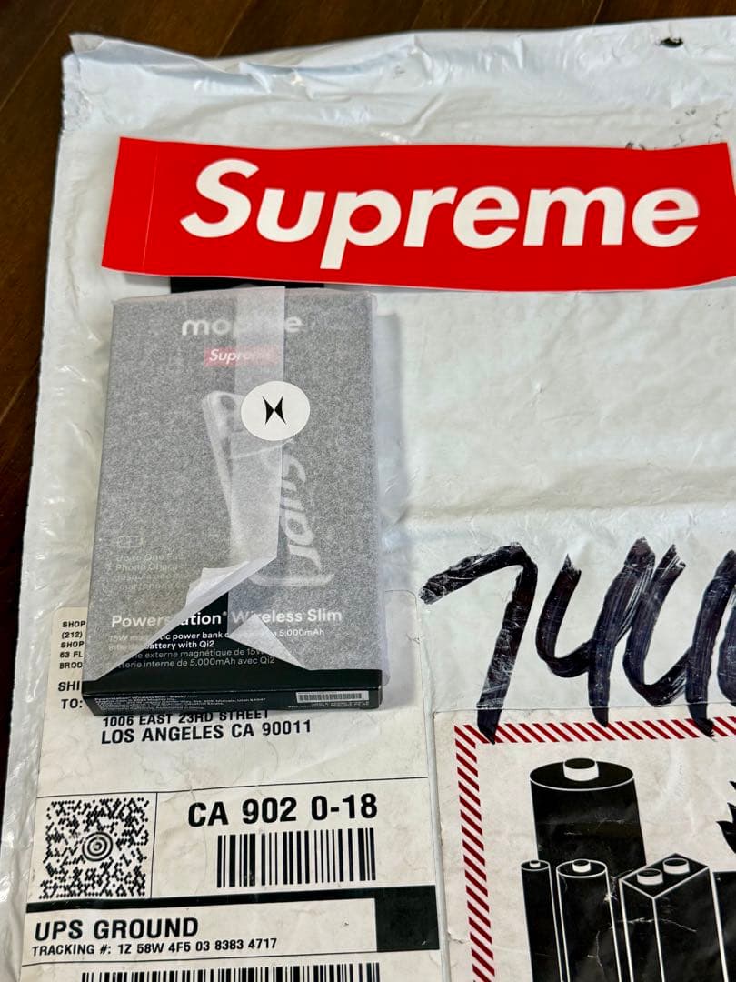 Supreme x Mophie QI2 Powerstation 日本未発売