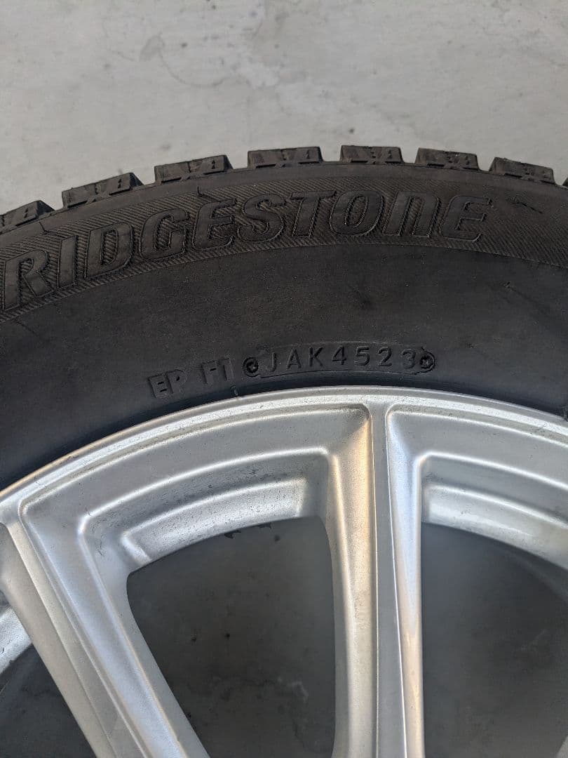 ブリジストンアイスパートナー215/60/16　溝残り約5mm