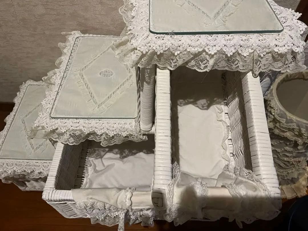 さえら　ラタン　レース装飾のホワイトラタン収納ボックス