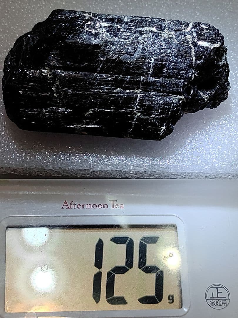 シルバー色の雲母が内部に共生している、ブラックトルマリンの原石です。125g