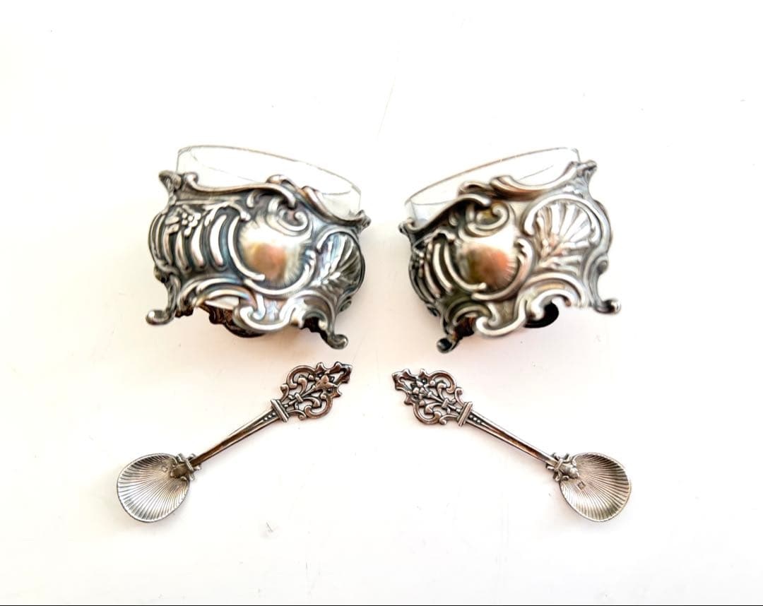 装飾的なシルバー製のソルトセラーとスプーンセット