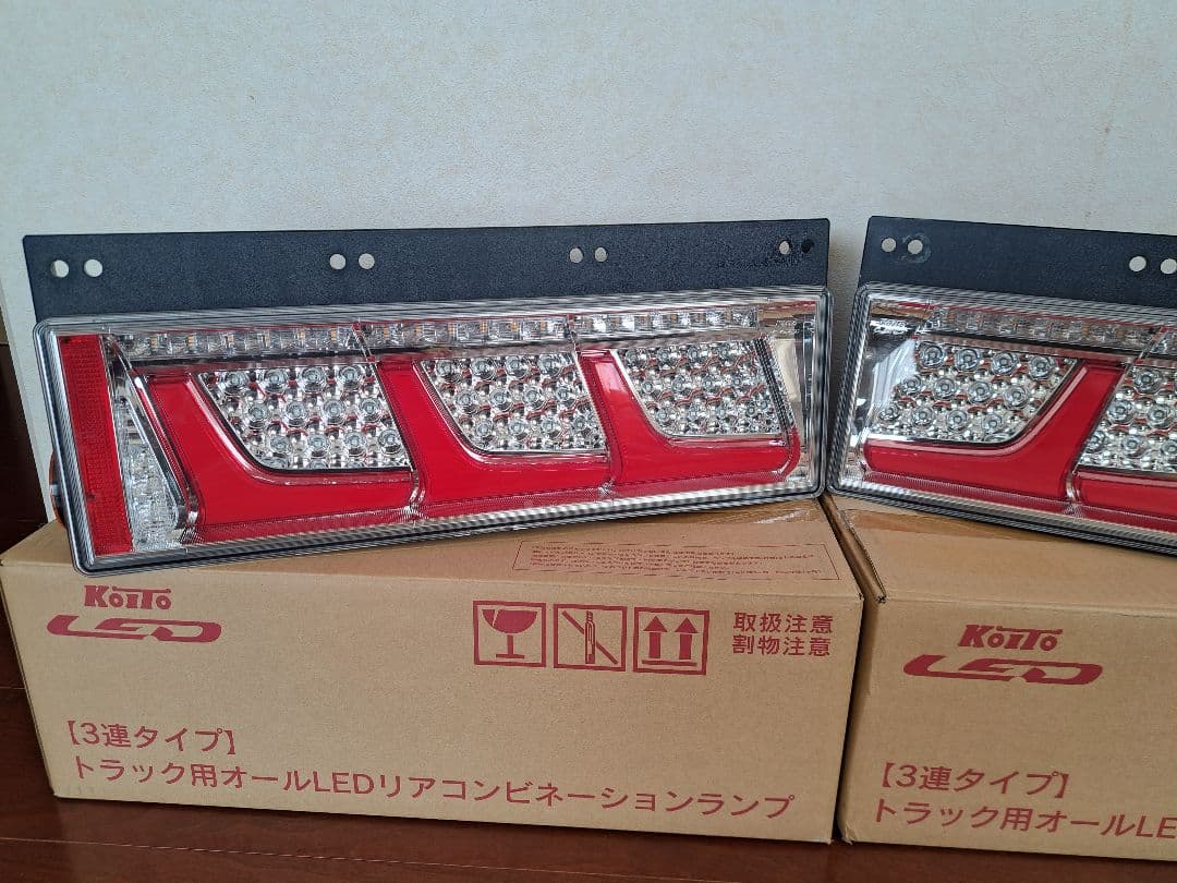 小糸製作所 3連 LEDテールランプ左右セット、いすゞ新車外し