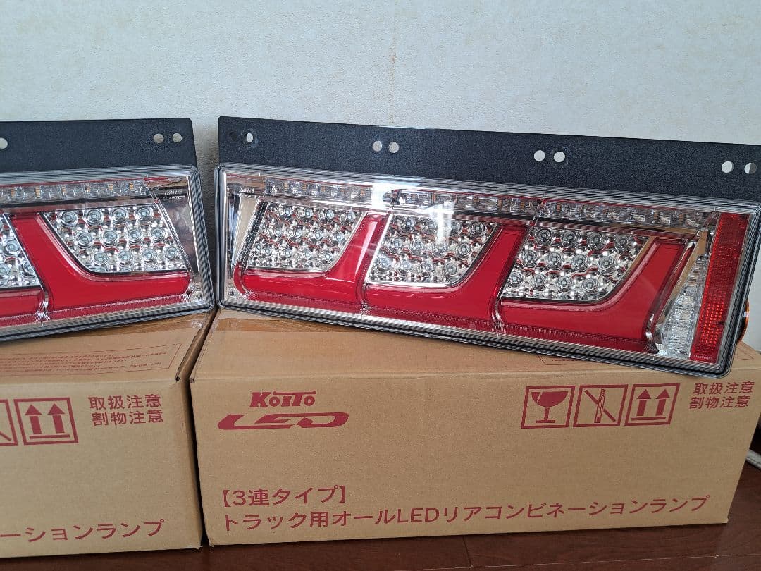 小糸製作所 3連 LEDテールランプ左右セット、いすゞ新車外し