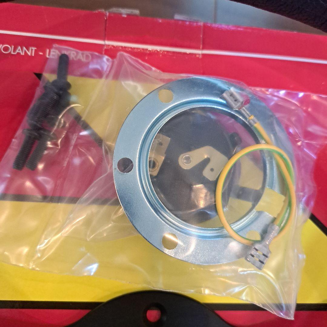 【送料込】MOMO ステアリング MOD.08 ブラックレザー