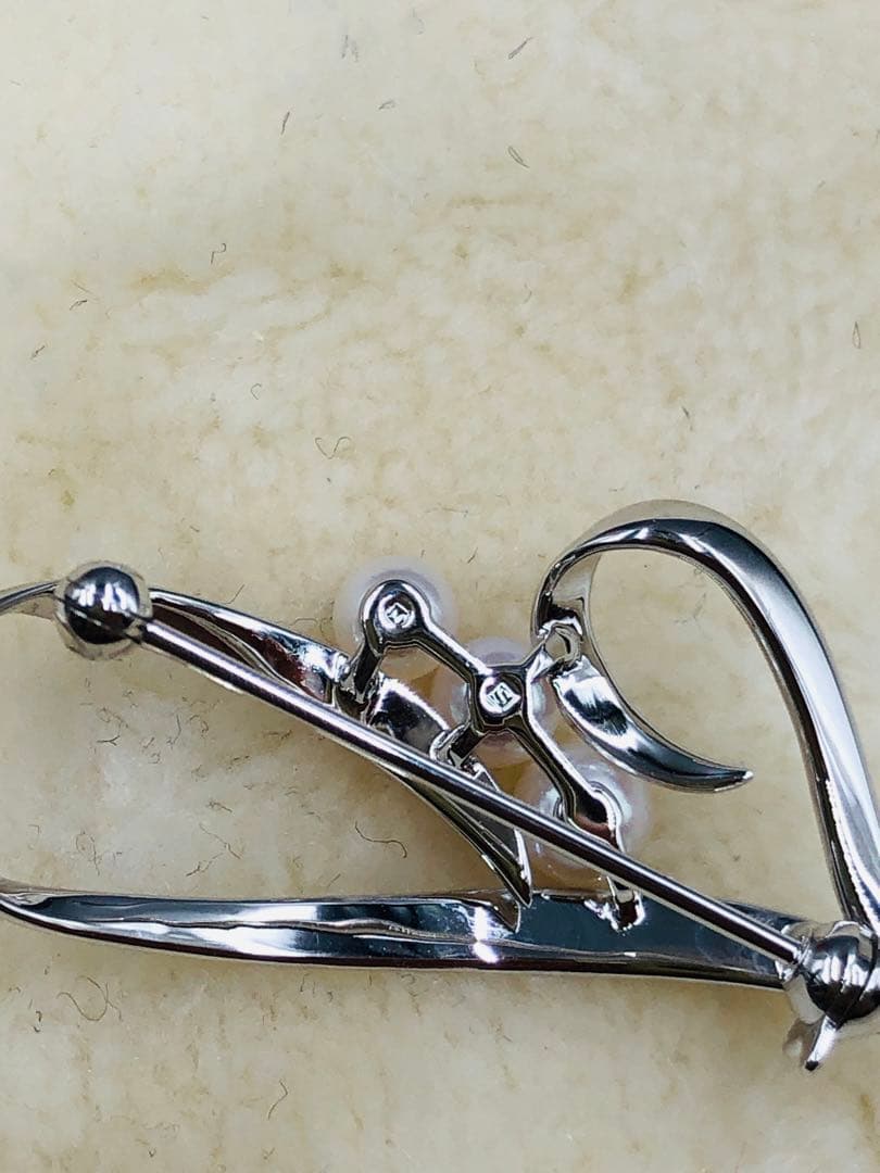 ミキモト　ハート形状シルバーブローチ パール付き