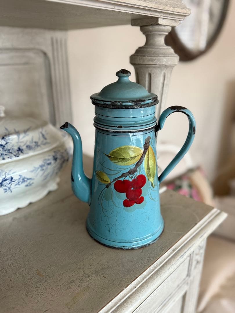 フランスアンティークホーロー水色さくらんぼ柄コーヒービギンポット