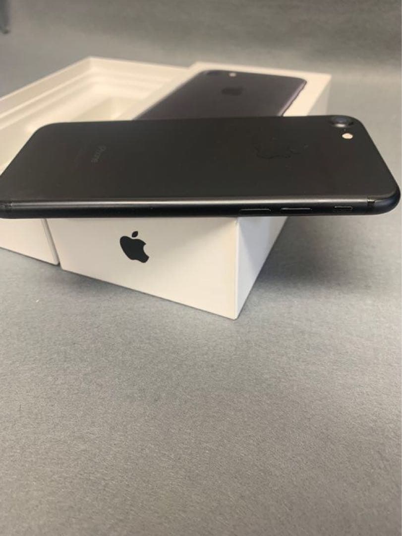 美品　国内版　SIMフリー　iPhone7　 128GB ブラック色