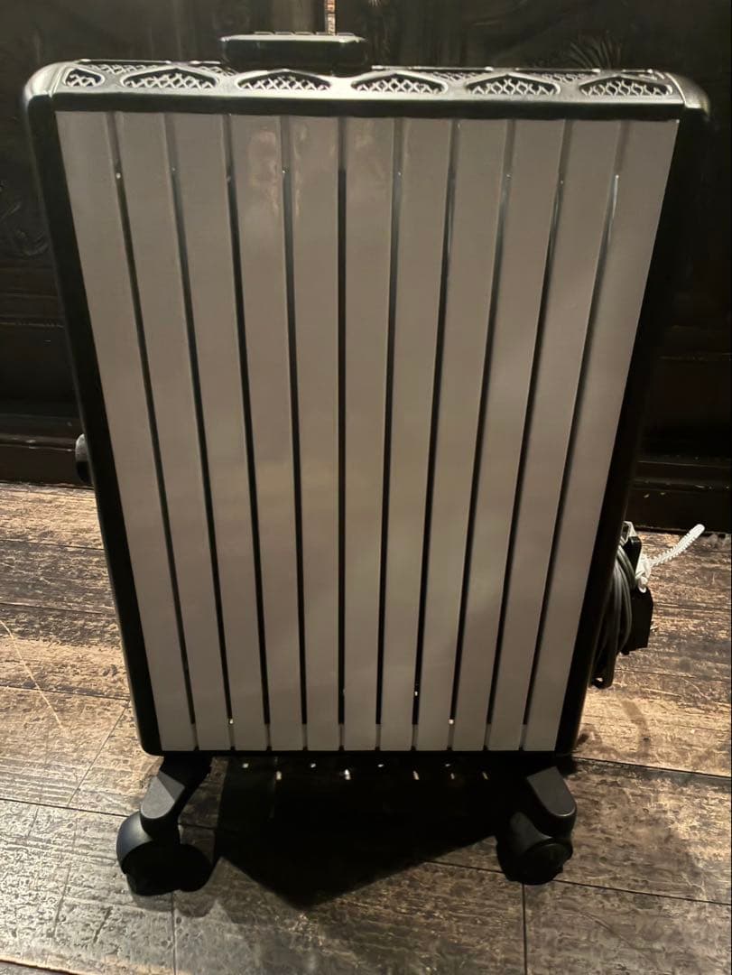 【美品】オイルヒーター スリムデザイン ホワイト/ブラックデロンギ