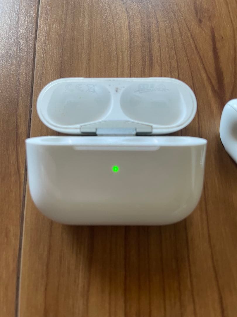 ①AirPods pro 本体 ホワイト 充電ケース付き