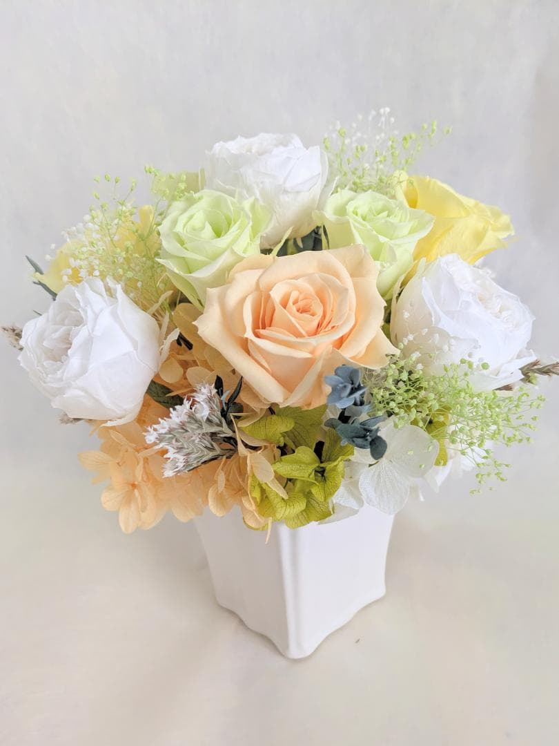 プリザーブドフラワー／ふんわりと明るく優しい薔薇たちの白い陶器アレンジ