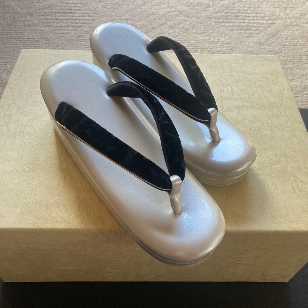 黒の花柄ベルベットバッグとシルバーの草履のセット