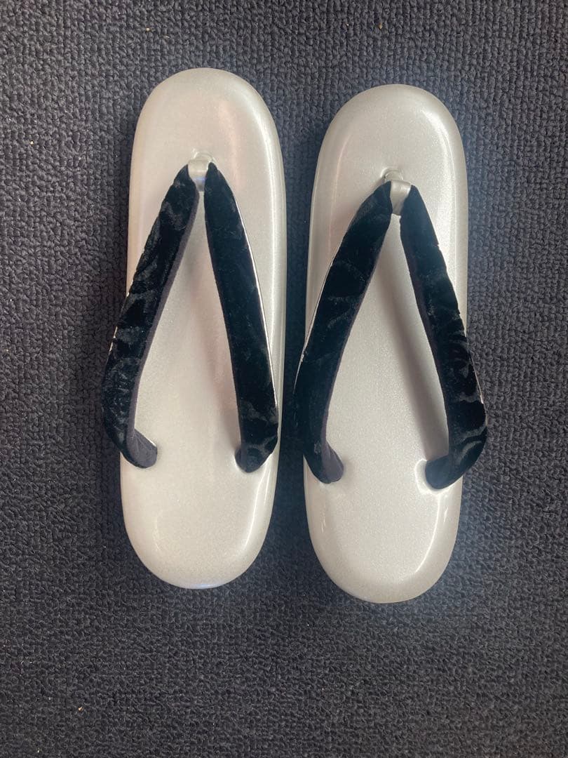 黒の花柄ベルベットバッグとシルバーの草履のセット