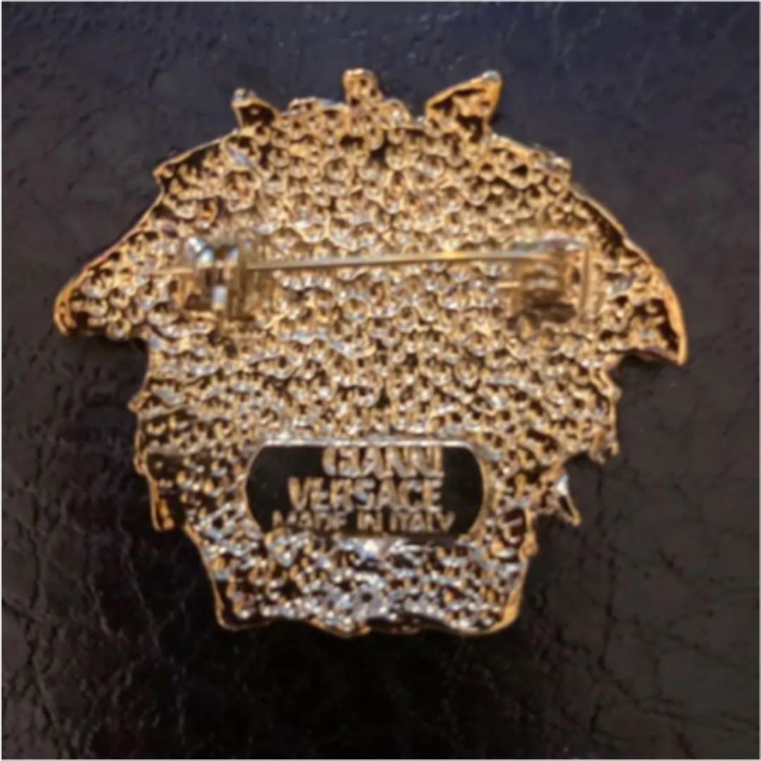 タイムセール❣️ジャンニ ヴェルサーチ ❤︎メデューサ ブローチ メタルゴールド
