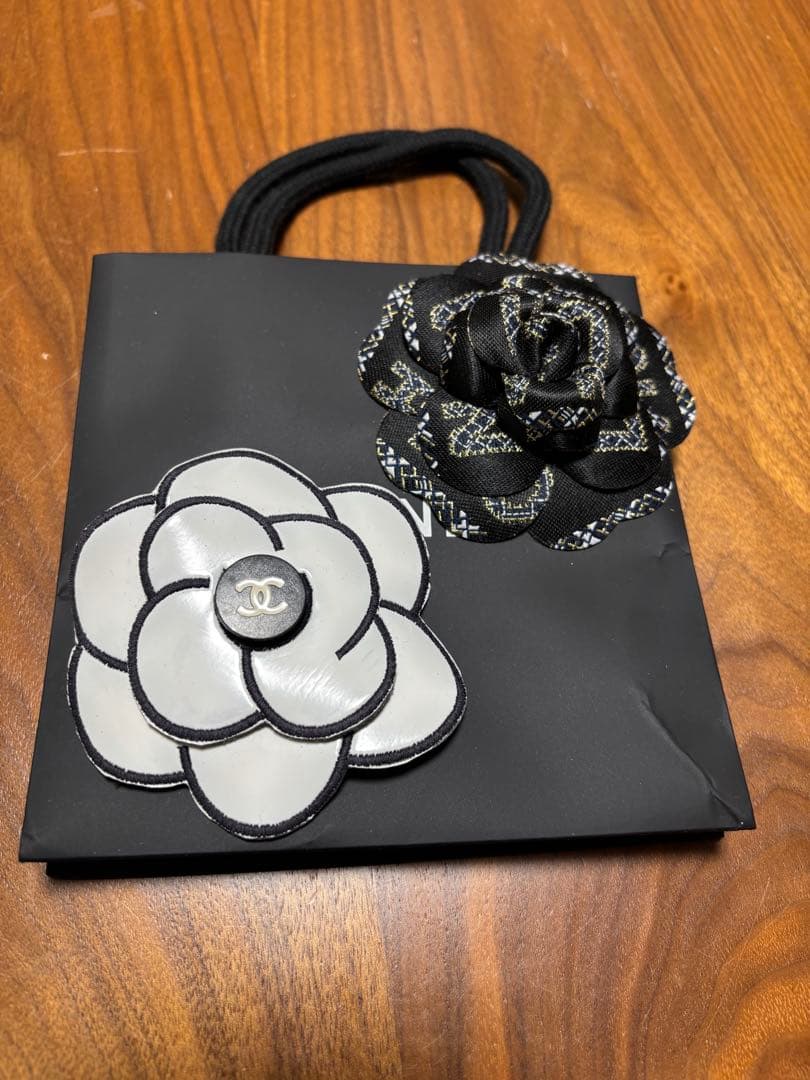 CHANEL 　シャネル　カメリア　ブローチ　白　ココマーク