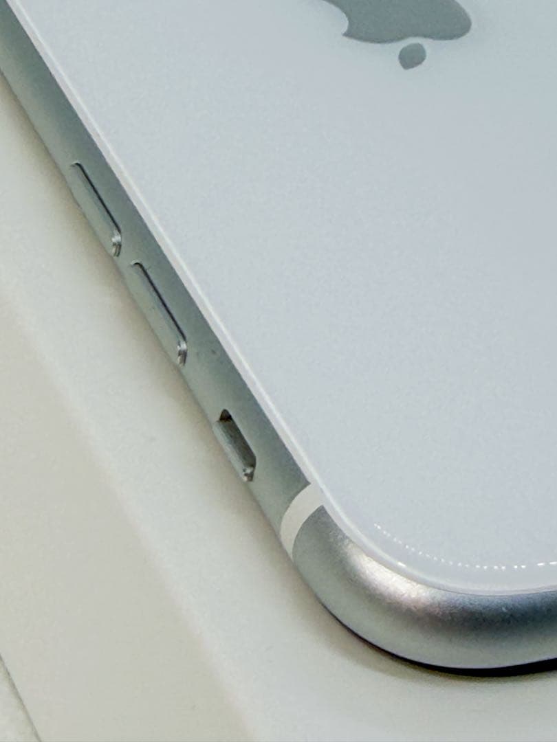 【極上品】iPhone SE 第2世代 64GB ホワイト バッテリー新品