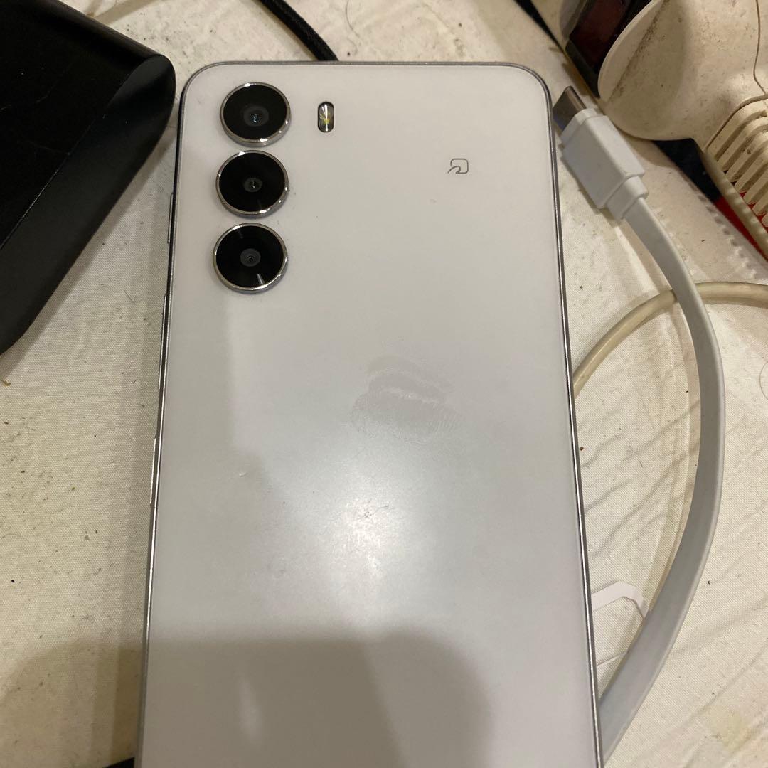 ホワイト スマートフォン 3カメラ