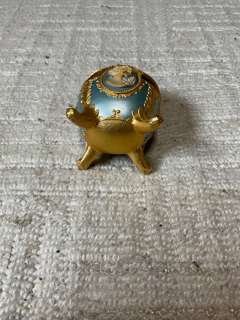 エッグ型のカメオ模様の小物入れ。【オルゴール付き、曲名は分からないです？】。