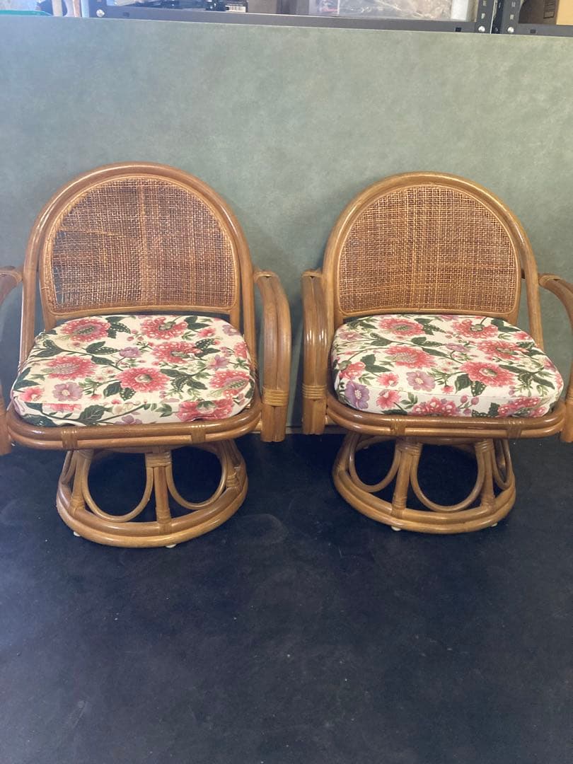 ラタン 回転チェア2脚＆ガラステーブルセット 花柄クッション付き 籐家具