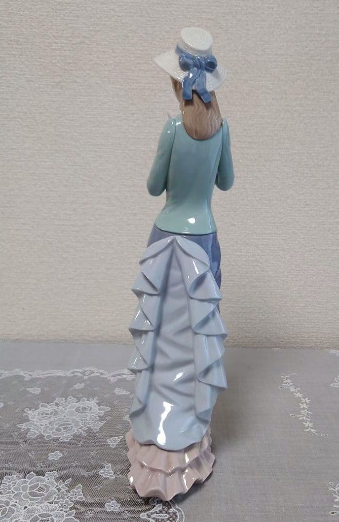 リヤドロ　LIADRO 読書する貴婦人　エレガント　箱あり