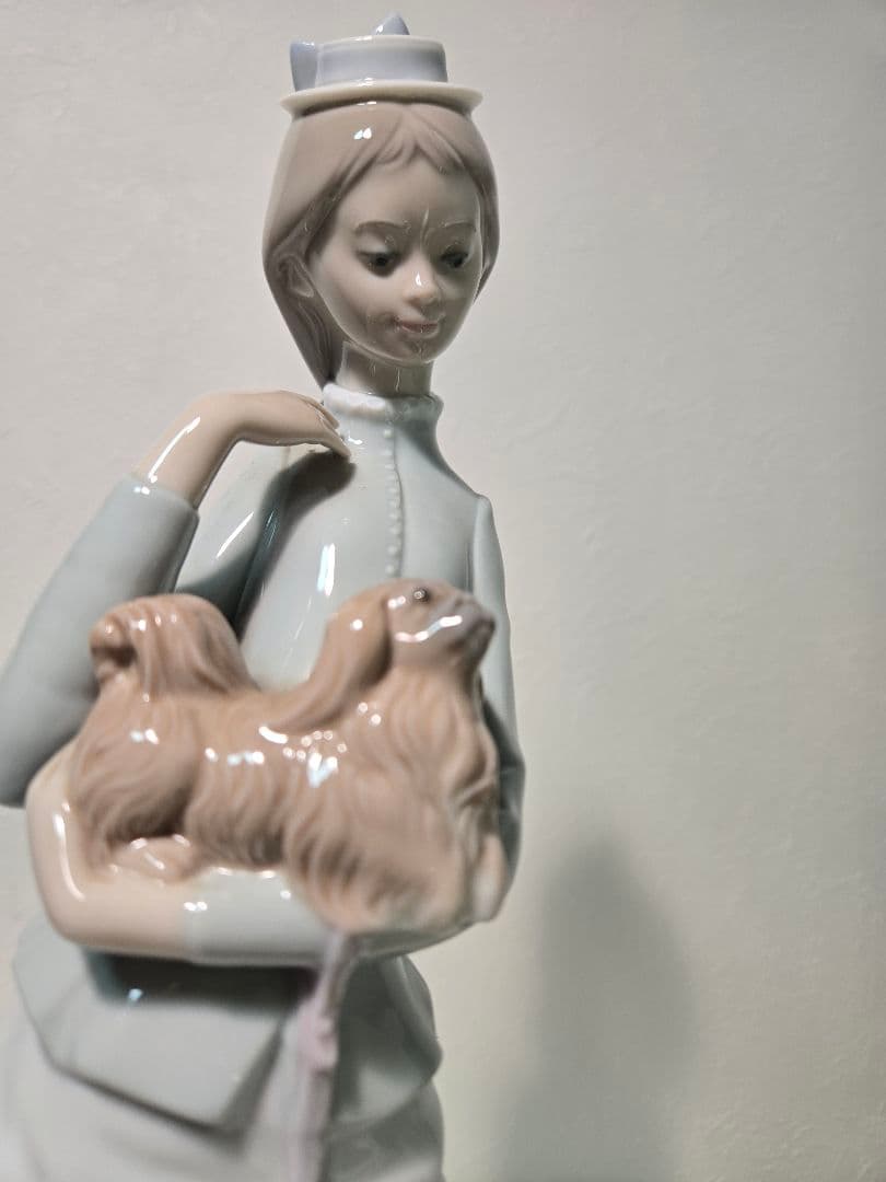 LLADRO 置物 リヤドロ 4893 仔犬とお散歩　仔犬を抱く貴婦人