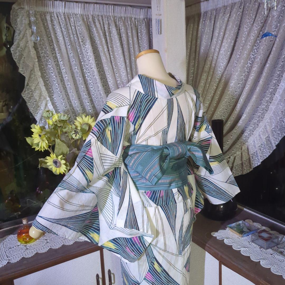 乳白色の地に描かれました美しい線模様が雰囲気のあるアンティーク、注染めの浴衣です