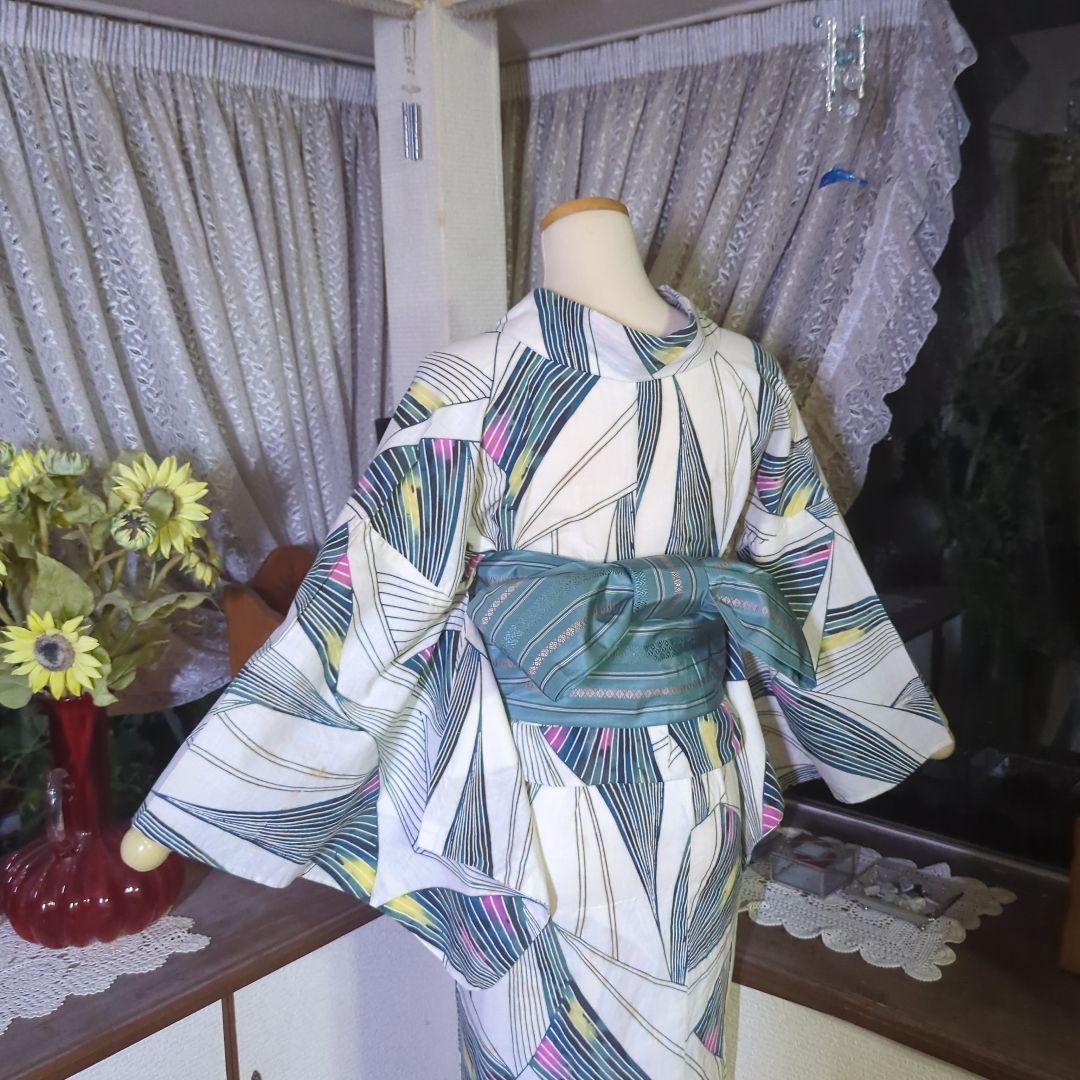 乳白色の地に描かれました美しい線模様が雰囲気のあるアンティーク、注染めの浴衣です