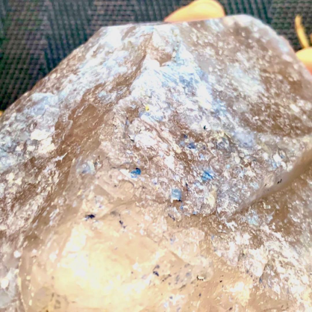 珍品しかも1kg超え！アフガニスタン産の超巨大ブルークォーツ/煙水晶単結晶