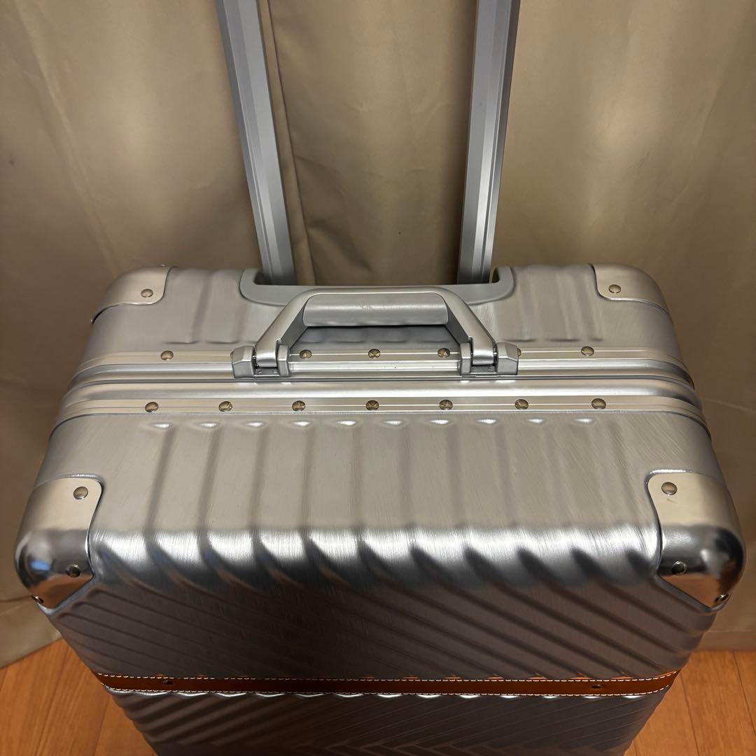 【美品】60L ABS＋PC 素材 ハードキャリー TSAロック ストッパー付き