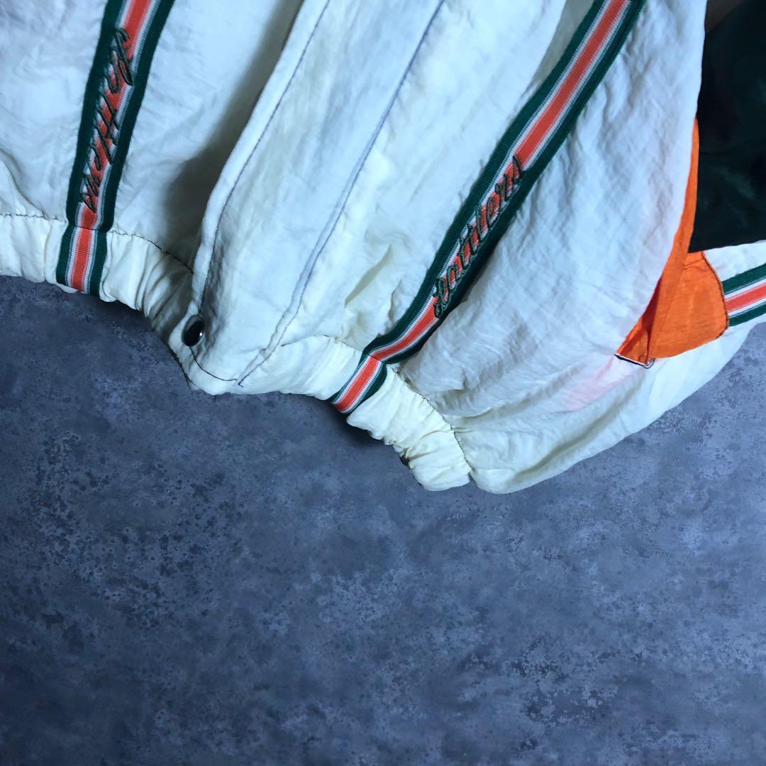 中綿 ナイロンジャケット 背面刺繍デザイン 袖ライン キルティング オフホワイト