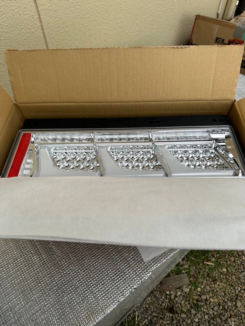 トラック用LEDリアコンビネーションランプ3連タイプクリヤー倉庫整理の為、値引