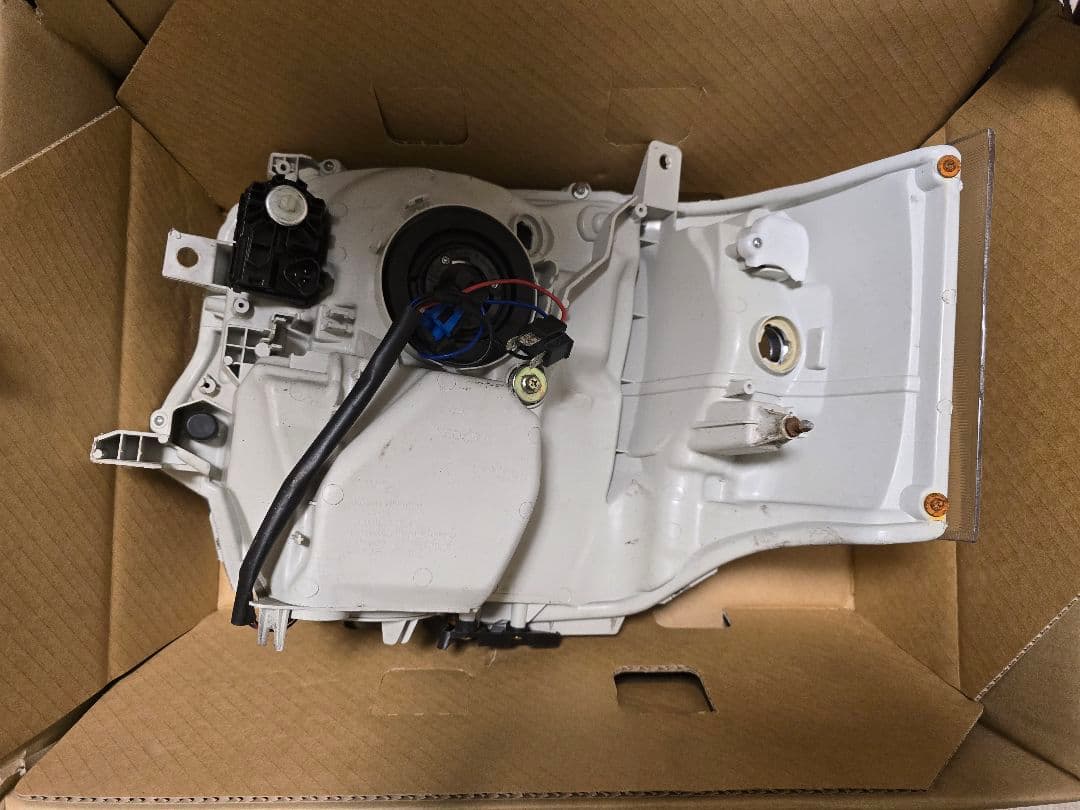 ハイエース　ヘッドライト 右