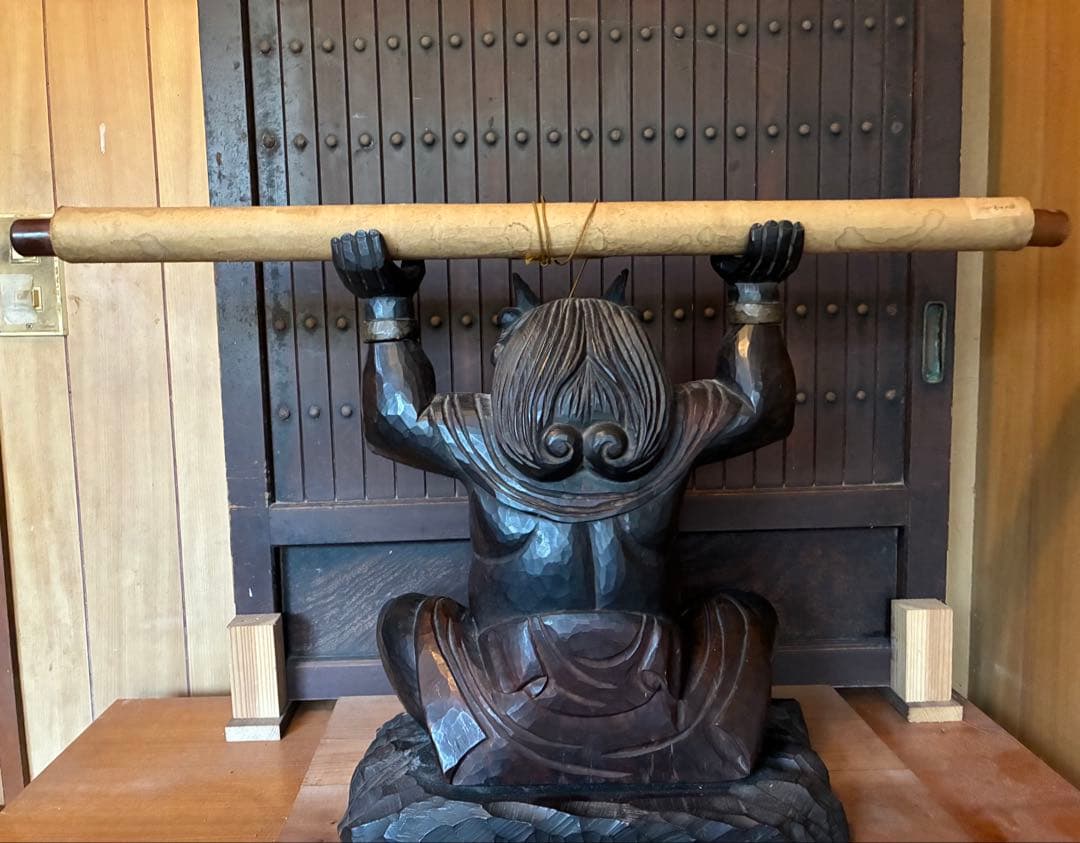 漆黒の鬼の軸受け　黒漆が塗布された鬼 掛け軸　ノミでザクザク彫られた鬼